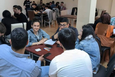 Gənclər biliklərini sınayıblar
