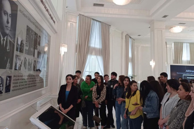 Gənclər Heydər Əliyev mərkəzini ziyarət ediblər