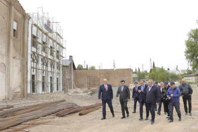 Niyazi Bayramov orqanik gübrə istehsalı zavodunun tikinti ərazisində olub