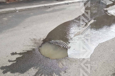 Bir neçə ay öncə çəkilmiş su borusu deşilib
