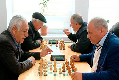 Gəncədə pensiyaçılar şahmat turnirində çıxış edirlər