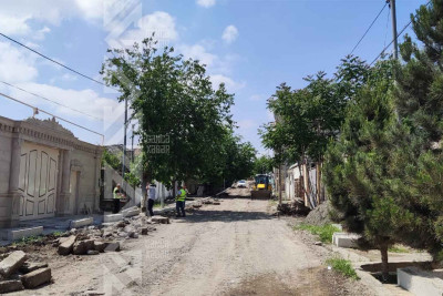 Bu küçədə yol kənarlarına bordürlər düzülür