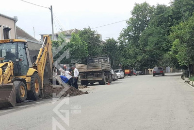 Küçələrdən birində kanalizasiya borusu partlayıb