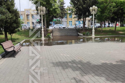 İstiqlal parkında kanalizasiya quyusu daşıb