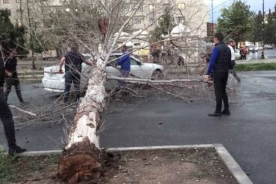 Güclü külək və sel suları bir sıra fəsadlara yol açıb