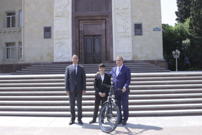 Niyazi Bayramov yeniyetməyə velosiped bağışlayıb