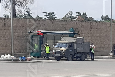 Yeni Gəncədə maşının çarpıldığı dayanacaq yenilənir