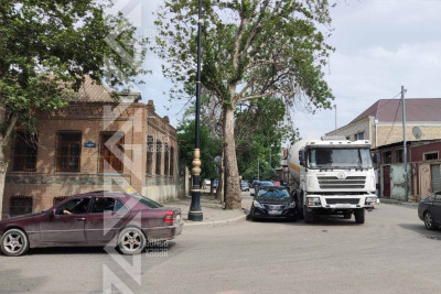 “Shacman” markalı betonqarışdıran minik maşınını əzib