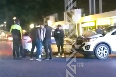 Şəhərin mərkəzində iki maşın toqquşub