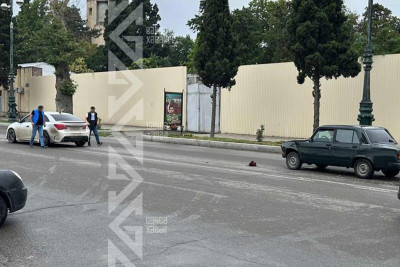 Şəhərin mərkəzində iki maşın toqquşub