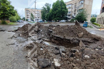 Dədə Yediyar küçəsində su borusu partlayıb