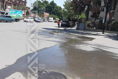 6 nömrəli məktəbin qarşısında kanalizasiya quyusu daşır