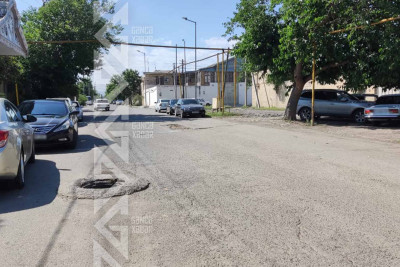 Bu küçələrdə kanalizasiya və artezian quyularının üstü açıqdır