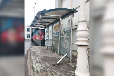Avtobus dayanacağı naməlum səbəbdən qəzalı vəziyyətə düşüb