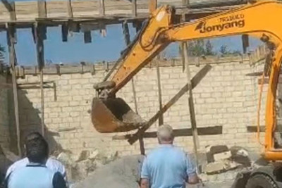Hərbi şəhərcikdə qanunsuz tikili sökülüb