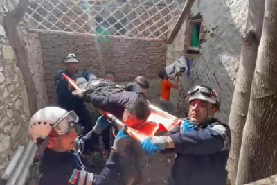 Şəhər sakini dam örtüyünü təmir edərkən xəsarətlər alıb