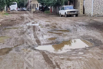 Bir sıra küçələrdə asfalt örtüyü yararsız hala düşüb