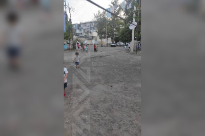 Sakinlər binaların qarşısının abadlaşdırılmasını istəyirlər