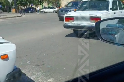“Xanımın dükanı”nın qarşısında iki “VAZ 2107” toqquşub