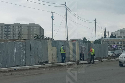 Bu küçədə yeni bordürlər düzülür