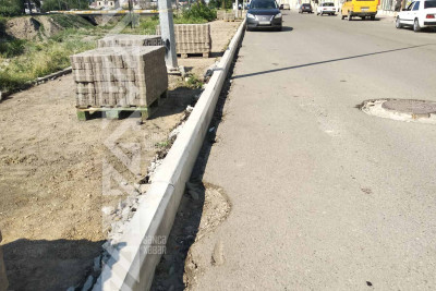 Bu küçədə piyada səkiləri abadlaşdırılır