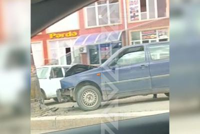 Gəncədə maşın dirəyə çarpılıb