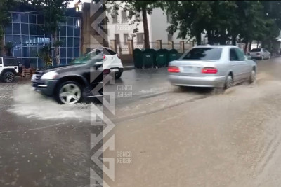Küçə və prospektləri yağış suları basıb