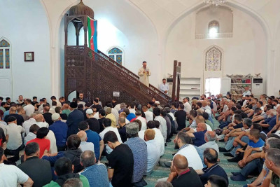 Yüzlərlə insan bayram namazına toplanıb