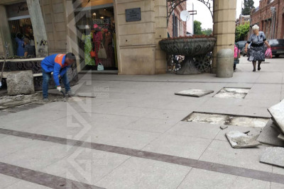 Cavad xan küçəsinin piyada səkilərində sınmış plitələr yenilənir