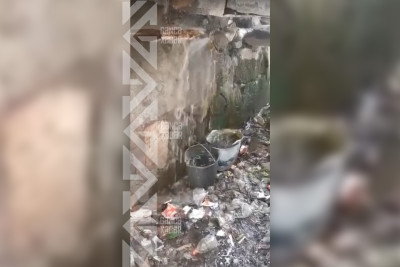 Binalardan birini içməli su ilə təchiz edən boru yararsız hala düşüb