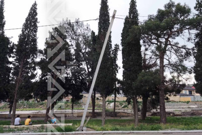 Gəncəçayın sahilində elektrik dirəyinin təmirə ehtiyacı var
