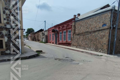 Piyada səkisinin yanında artezian lükü qapaqsızdır