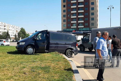 Sərnişinləri hava limanına aparan mikroavtobus qəzaya düşüb