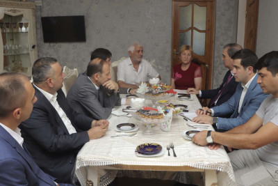 İcra başçısı polkovnik-leytenantın ailəsinə baş çəkib