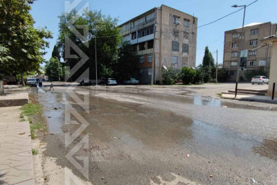 Mahrasa bağında su borusu iki yerdən partlayıb