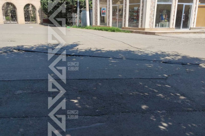 Bu küçədə su borusu yol səthindən yuxarıda yerləşir