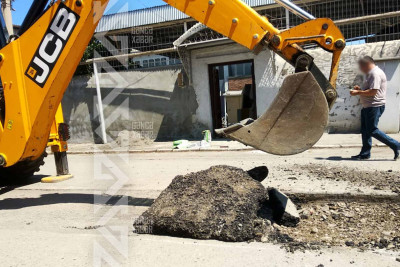 İki küçədə asfalt örtüyü təmir olunur