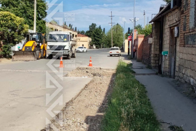Cavad xan küçəsində asfalt örtüyü təmir olunur