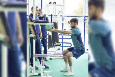 “Kəpəz” yeni istifadəyə verilən təbii örtüklü meydanında məşqə başlayır