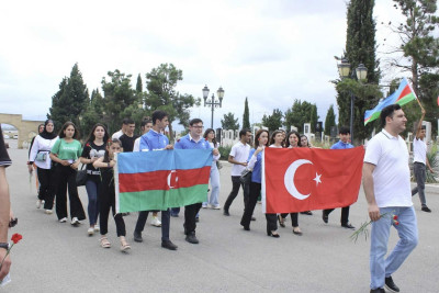 Gəncədəki Şəhidlər xiyabanı gənclər tərəfindən ziyarət olunub