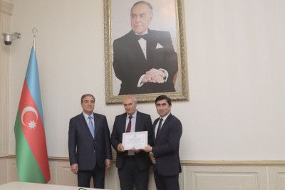 80 yaşlı professor təltif edilib