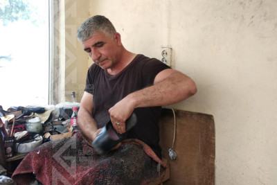 20 ilə yaxındır pinəçilik sənəti ilə məşğul olan Zaur usta