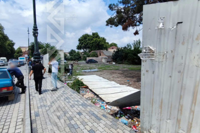 Şəhərin mərkəzində aşmış hasar yarım aydan çoxdur bərpa olunmayıb