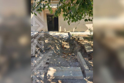 Yarımçıq təmir olunmuş ərazi sakinlər üçün təhlükə yaradır