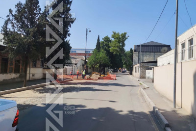 Küçələrdən birində su və kanalizasiya sistemləri yeni xəttə birləşdirilir