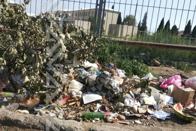 7 saylı məktəbin qarşısı zibilliyə çevrilib