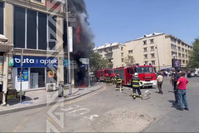 Nizami küçəsində quraşdırılmış reklam lövhəsi yandı