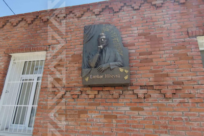 Qəmbər Hüseynlinin barelyefi yenilənib