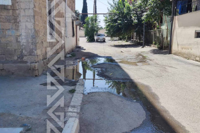 Binaların qarşısında kanalizasiya quyusu daşır