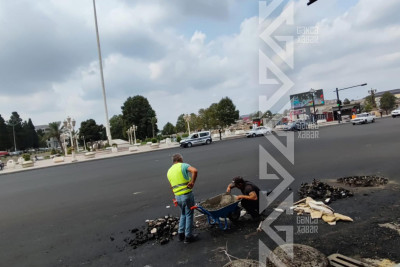 Yeni asfaltlanmış küçədə lüklərin qapaqları yenilənir